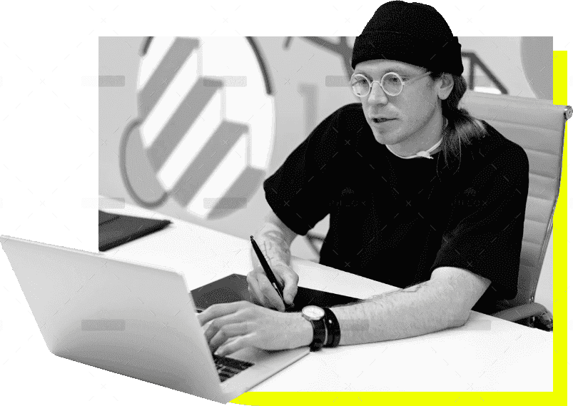 Desarrollador web trabajando